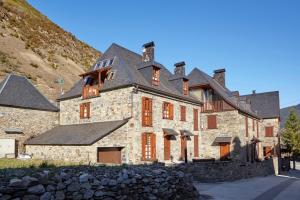 una gran casa de piedra con una pared de piedra en Besiberri by FeelFree Rentals, en Garós