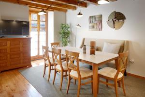 Una cocina y un comedor con mesa y sillas. en Besiberri by FeelFree Rentals, en Garós