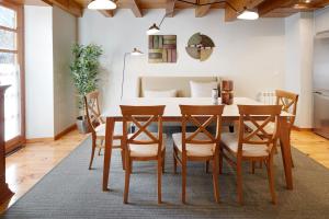 Un comedor con mesa y sillas en Besiberri by FeelFree Rentals, en Garós