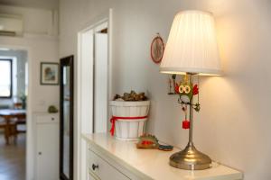 una lámpara sentada en un mostrador junto a una habitación en Apartments Mia, en Malinska