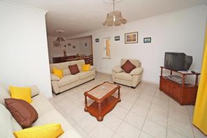 Televiisor ja/või meelelahutuskeskus majutusasutuses Villa V4 com Piscina Privada a 400 metros da Praia