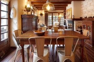 jadalnia z drewnianym stołem i krzesłami w obiekcie Solei by FeelFree Rentals w mieście Garós