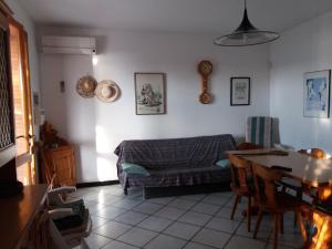 una sala de estar con un sofá y una mesa en Casa di Rita al Bassamarea, en Porto Cesareo 30 fotos más
