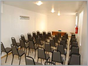 a room with a bunch of chairs in a classroom at Cometa Plaza Hotel in São Luiz Gonzaga