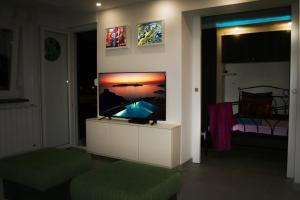 uma sala de estar com uma televisão de ecrã plano na parede em Apartment Classic Deco em Zagreb