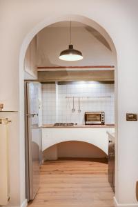 フィレンツェにあるApartments Florence - MaggioTerraceの冷蔵庫付きキッチン