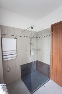 um chuveiro com uma porta de vidro na casa de banho em AcquaTerraFuoco - City apartments em Como