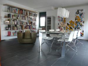 a dining room with a table and chairs and bookshelves at LOFT A RODA DE BERÀ in Roda de Bará