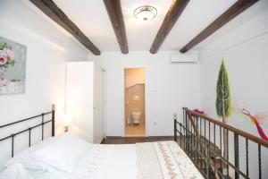 een slaapkamer met een bed en een hal bij Apartments Miraflores in Split