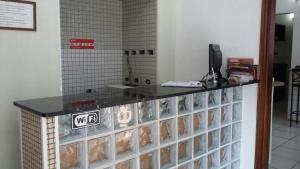 eine Theke mit einem Haufen Donuts darauf in der Unterkunft Hotel Goll in Limeira