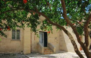 a building with a door and a tree at Piano Piano - Rooms in Matera