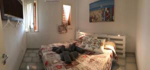 萊托揚尼的住宿－Casa Paloma，一间卧室配有带枕头的床
