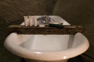 ein Waschbecken im Bad mit einem hölzernen Tablett darüber in der Unterkunft The Cave Of Wine by Casavino in Casablanca
