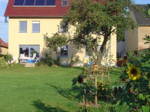 a house with a sunflower in the yard at Fewo DD- Wilschdorf in Dresden