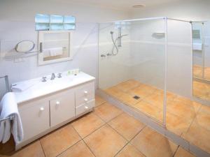 a bathroom with a sink, toilet and bathtub at Sorrento Beach Motel in Sorrento