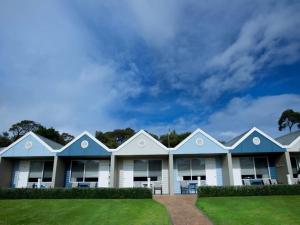 a large white building with a blue sky at Sorrento Beach Motel in Sorrento