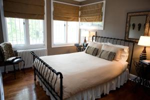 Llit o llits en una habitació de The Belvedere Inn & Restaurant