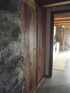 una puerta de madera en una habitación con una pared de piedra en Maison Pépé et Mémé en Torgnon