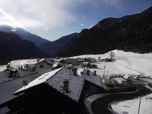 uitzicht op een met sneeuw bedekt dorp in de bergen bij Maison Pépé et Mémé in Torgnon