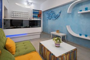 una sala de estar con un sofá y una mesa en Samson΄s Village, en Perissa