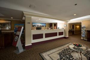Lobbyen eller receptionen på Ramada by Wyndham Juneau