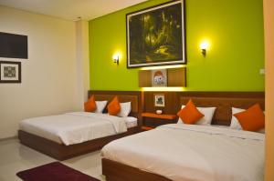 Letto o letti in una camera di The Cabin Tanjung Hotel Wonosobo
