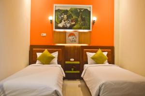 Letto o letti in una camera di The Cabin Tanjung Hotel Wonosobo