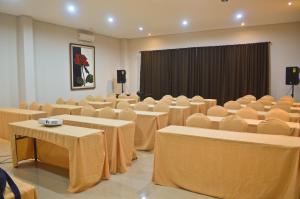 Zona business o sala conferenze di The Cabin Tanjung Hotel Wonosobo