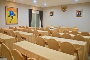 Zona business o sala conferenze di The Cabin Tanjung Hotel Wonosobo