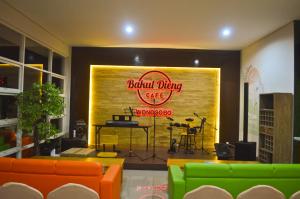 Area soggiorno di The Cabin Tanjung Hotel Wonosobo