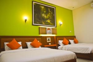 Letto o letti in una camera di The Cabin Tanjung Hotel Wonosobo