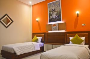 Letto o letti in una camera di The Cabin Tanjung Hotel Wonosobo