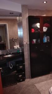 une salle de bain avec un lavabo et un miroir dans l'établissement La casa de Silvia, à Puerto Madryn