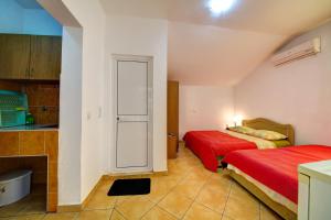 two beds in a small room with a kitchen at Apartments Dalila in Ulcinj