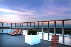 Un balcón con sillas y vistas al océano. en Baltic Apartments Seaside Towers en Gdansk