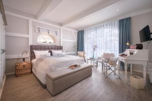 una camera da letto con un letto, una scrivania e una scrivania di Fährhaus Missunde a Brodersby