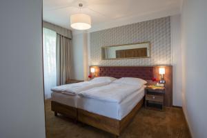 Postel nebo postele na pokoji v ubytování Hotel Bellevue Tlapak