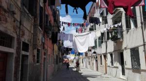 an alley with clotheslines and a cow on a clothes line at Bacanal Apartment in Venice
