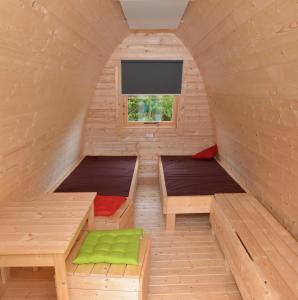 een kamer met 2 bedden in een houten huis bij Campinghütte im SportErlebnisPark Allmersbach im Tal in Allmersbach im Tal