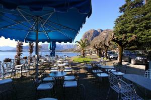 NobialloにあるNobiallo Fronte Lagoの水辺の景色を望むテーブルと椅子