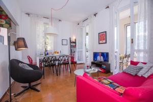 een woonkamer met een rode bank en een tafel bij Nobiallo Fronte Lago in Nobiallo