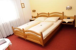 Postel nebo postele na pokoji v ubytování Hotel Schwarzes Ross
