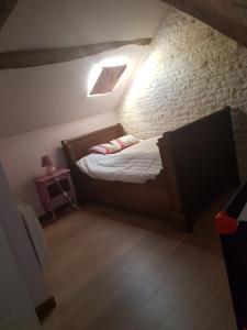 萊里塞的住宿－Gite La Ptite Lazz，一间小卧室,配有床和砖墙