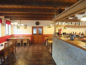 Řetová的住宿－Pension Mandl，餐厅设有酒吧和桌椅