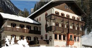 Nespecifikovaný výhled na hory nebo výhled na hory při pohledu z hotelu