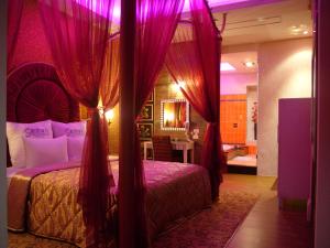 Rúm í herbergi á Sexy City Motel