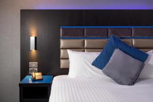 Postel nebo postele na pokoji v ubytování Roomzzz Nottingham City