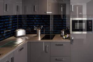 Kuchyň nebo kuchyňský kout v ubytování Roomzzz Nottingham City