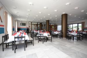 a dining room with tables and chairs in a restaurant at Hethland Zamárdi VSZ Üdülő in Zamárdi