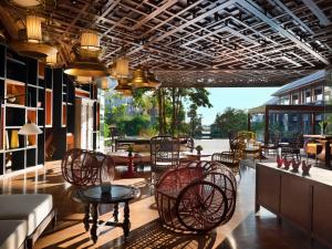 スミニャックにあるホテル インディゴ バリ スミニャック ビーチの椅子とテーブルのあるレストラン